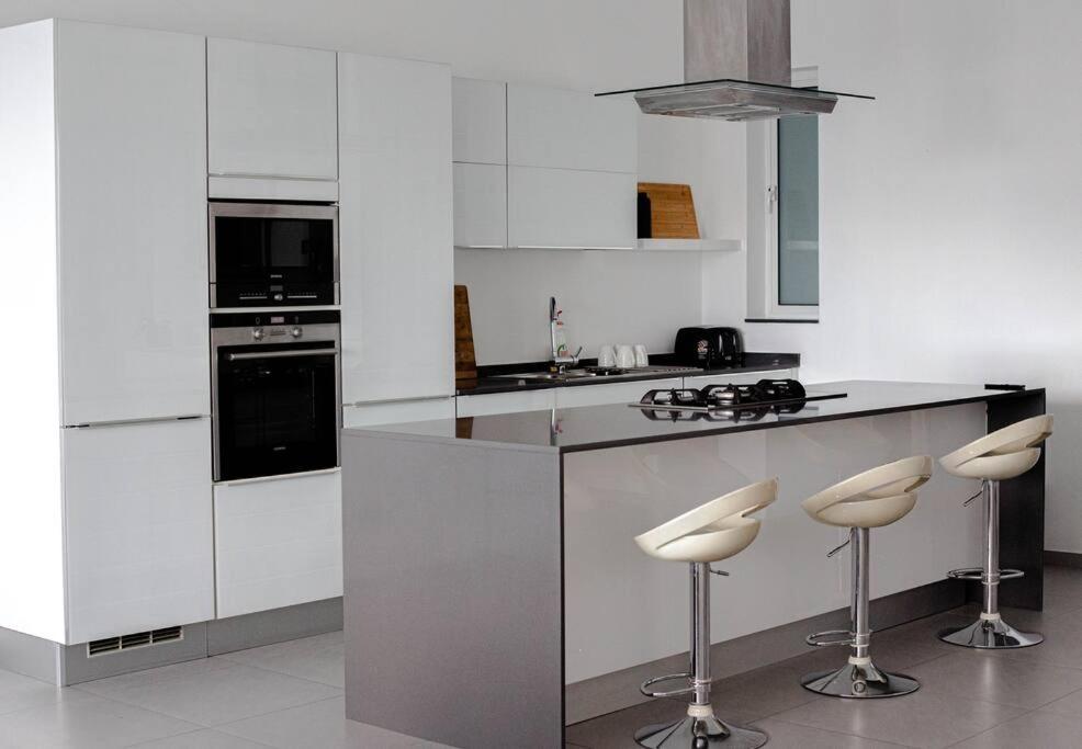 Seafront Two Bedroom Apartment Saint Julian's 외부 사진
