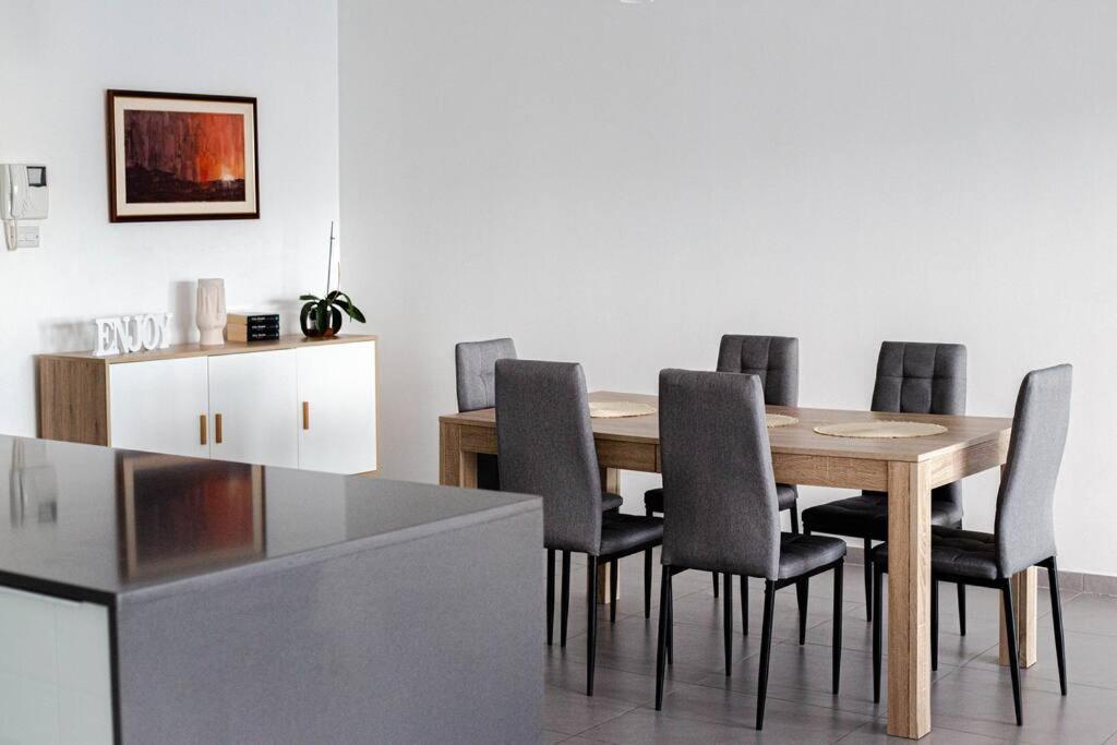Seafront Two Bedroom Apartment Saint Julian's 외부 사진