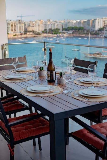 Seafront Two Bedroom Apartment Saint Julian's 외부 사진