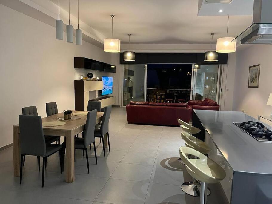 Seafront Two Bedroom Apartment Saint Julian's 외부 사진