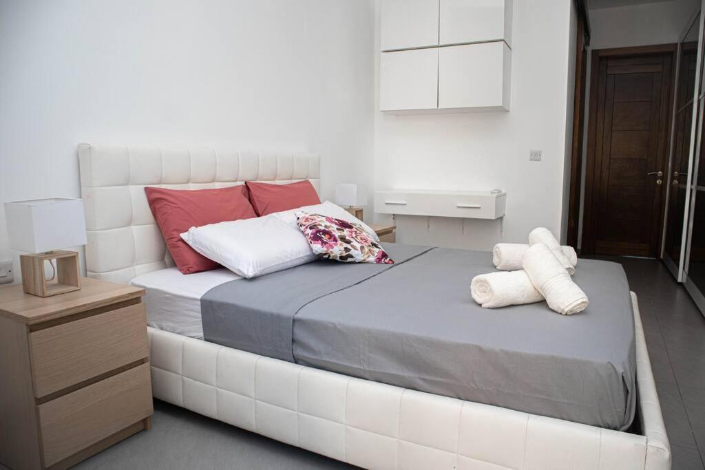 Seafront Two Bedroom Apartment Saint Julian's 외부 사진